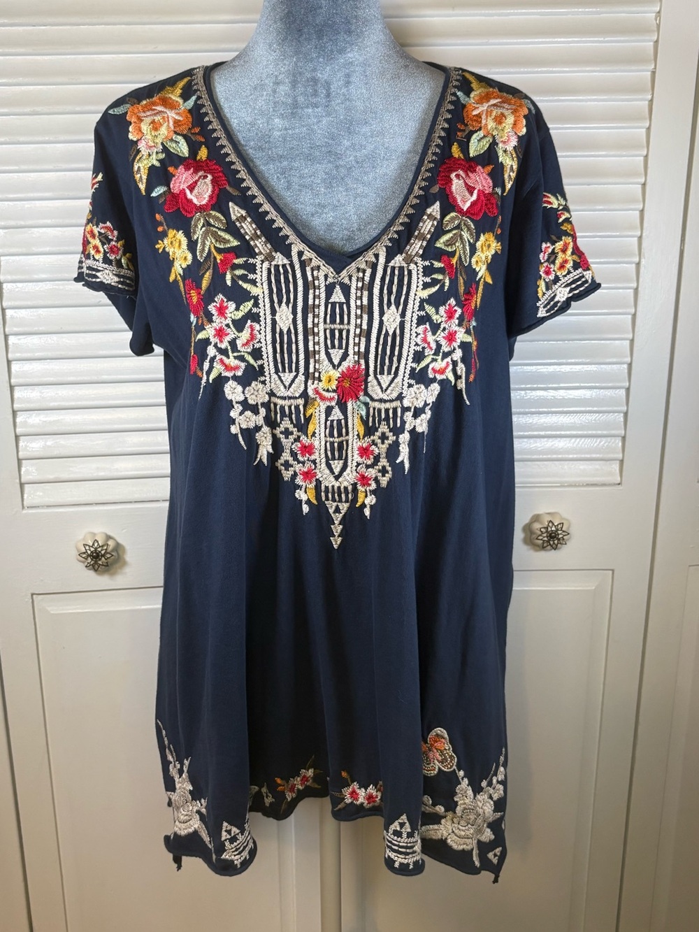 Johnny Was Navy Embroidered Floral V-Neck Tunic Top Size L